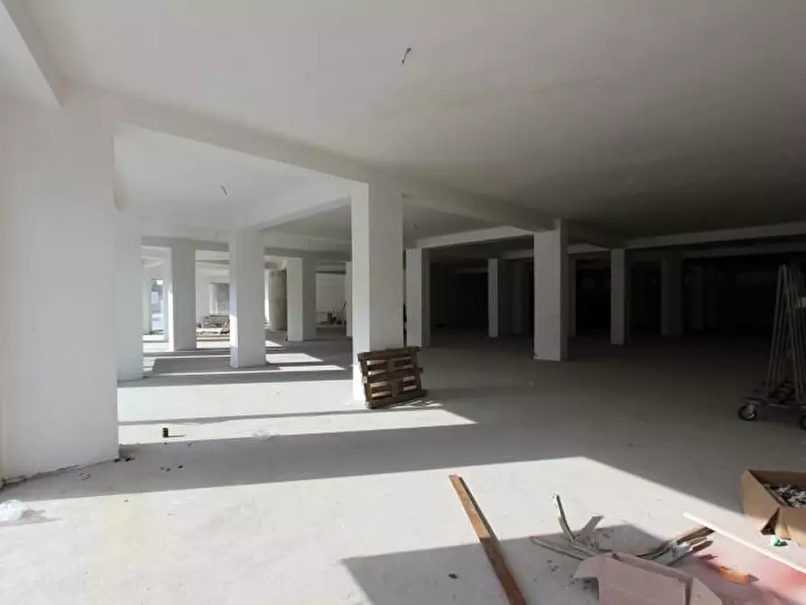 Immagine 10 di Locale commerciale in affitto  in VIA PASQUALE ROSSI a Cosenza