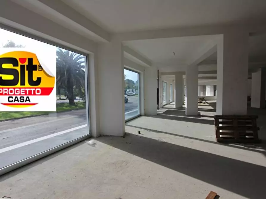 Immagine 9 di Locale commerciale in affitto  in VIA PASQUALE ROSSI a Cosenza