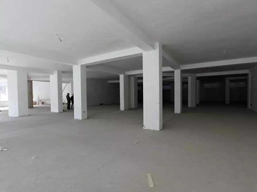 Immagine 8 di Locale commerciale in affitto  in VIA PASQUALE ROSSI a Cosenza