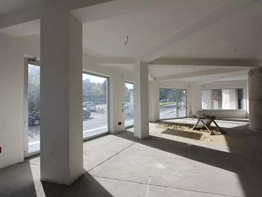 Immagine 11 di Locale commerciale in affitto  in VIA PASQUALE ROSSI a Cosenza