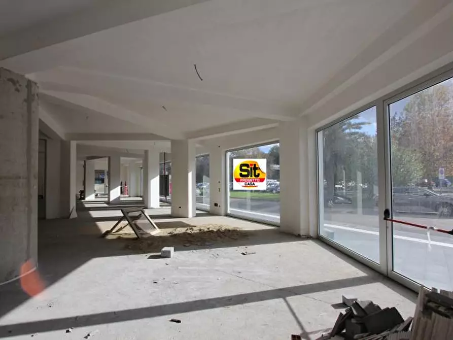 Immagine 12 di Locale commerciale in affitto  in VIA PASQUALE ROSSI a Cosenza