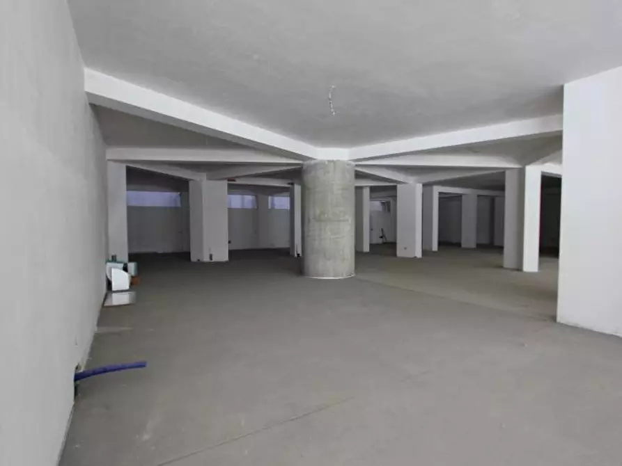 Immagine 13 di Locale commerciale in affitto  in VIA PASQUALE ROSSI a Cosenza