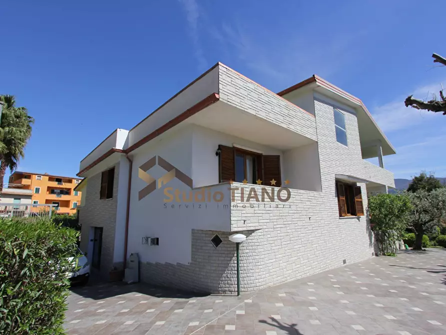 Immagine 1 di Villa in vendita  a Montalto Uffugo