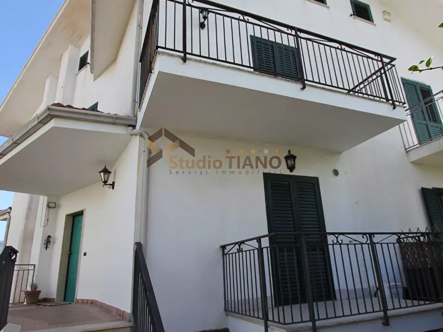 Immagine 2 di Casa bifamiliare in vendita  in VIA ALESSANDRO MAGNO a Rende