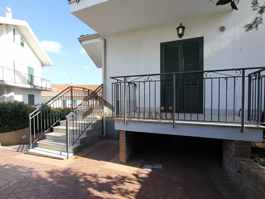 Immagine 4 di Casa bifamiliare in vendita  in VIA ALESSANDRO MAGNO a Rende