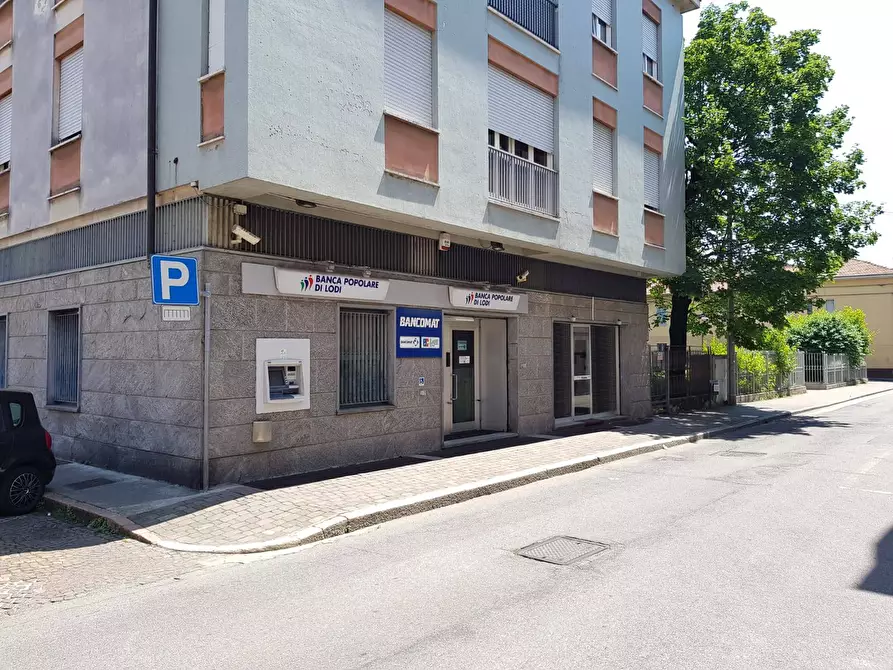 Immagine 2 di Locale commerciale in vendita  in Roma a Lonate Pozzolo