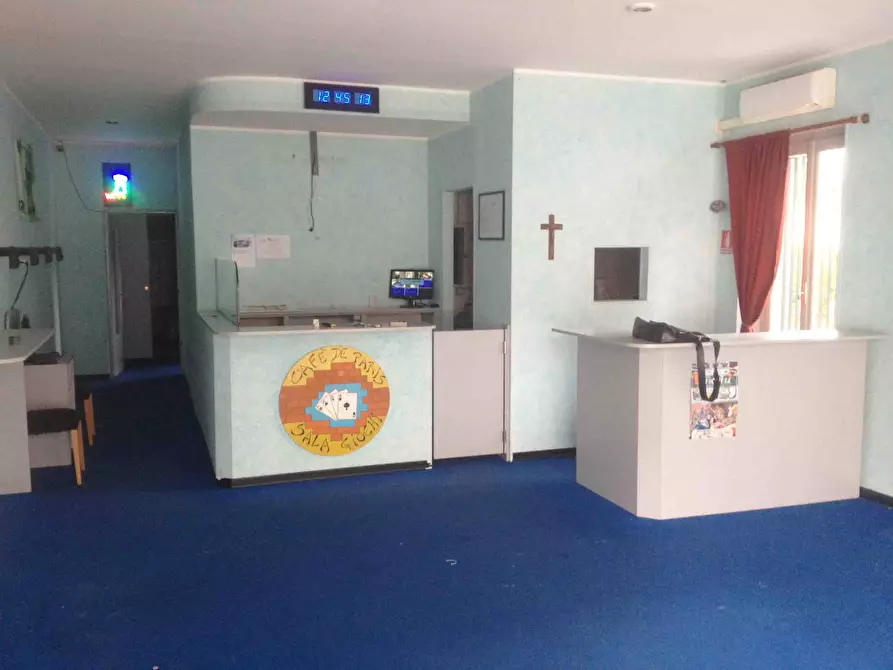 Immagine 5 di Locale commerciale in vendita  in Roma a Lonate Pozzolo