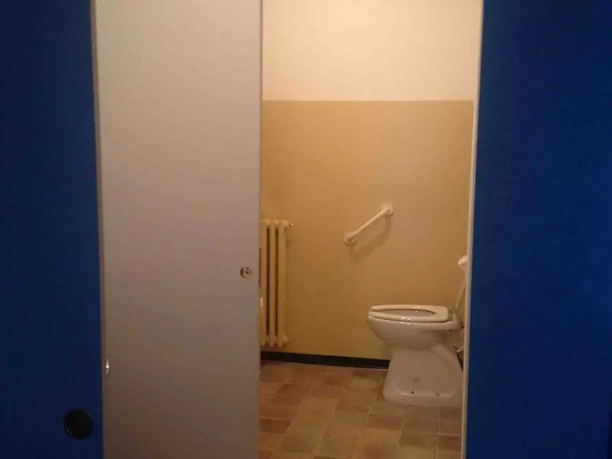 Immagine 7 di Locale commerciale in vendita  in Roma a Lonate Pozzolo