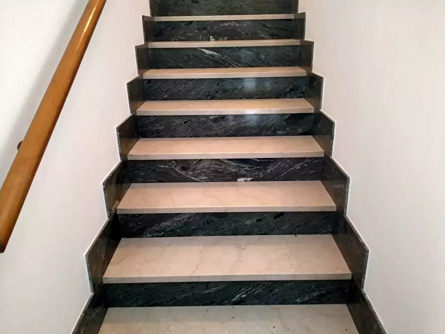 Immagine 21 di Villa in vendita  in caduti angeresi a Angera