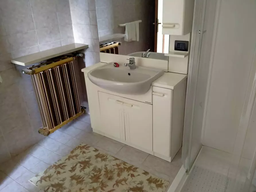 Immagine 26 di Villa in vendita  in caduti angeresi a Angera