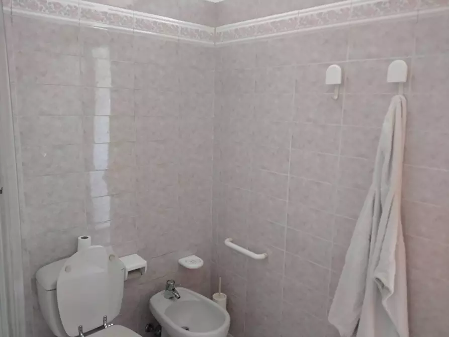 Immagine 25 di Villa in vendita  in caduti angeresi a Angera