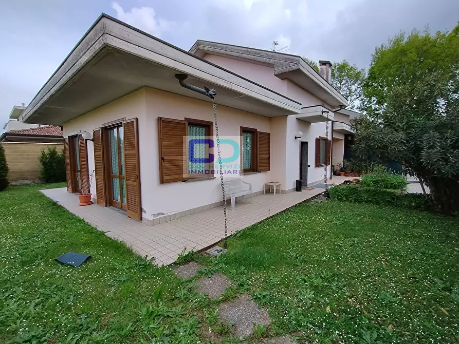 Immagine 1 di Villa in vendita  in VIA CIMBARDI a Cassano D'adda