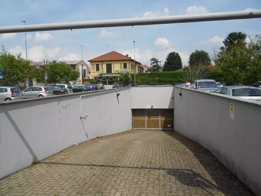 Immagine 1 di Box auto in affitto  in Via Cavallari angolo Via Volta a Magenta