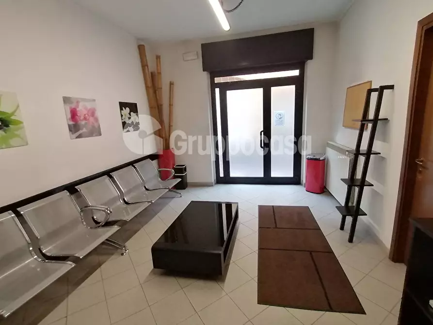 Immagine 4 di Locale commerciale in affitto  in Via Fornaroli a Magenta