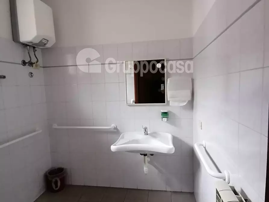 Immagine 15 di Locale commerciale in affitto  in Via Fornaroli a Magenta