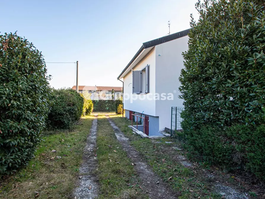 Immagine 30 di Villa in vendita  in Via Degli Orti a Magenta