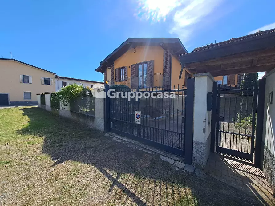 Immagine 1 di Villa in vendita  in via S. Carlo a Marcallo Con Casone