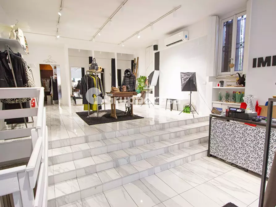 Immagine 2 di Locale commerciale in vendita  in Corso Italia a Abbiategrasso