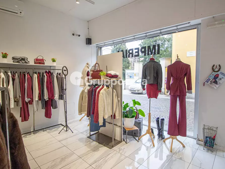 Immagine 5 di Locale commerciale in vendita  in Corso Italia a Abbiategrasso