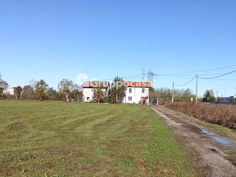 Immagine 1 di Palazzo in vendita  in Strada del Roccolo a Magenta