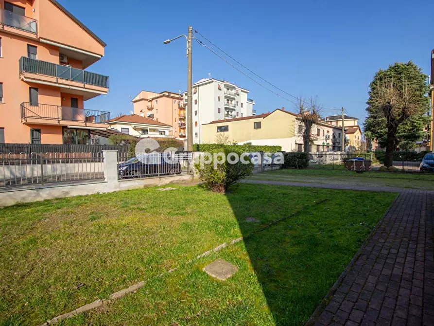 Immagine 23 di Appartamento in vendita  in via Sciesa a Abbiategrasso