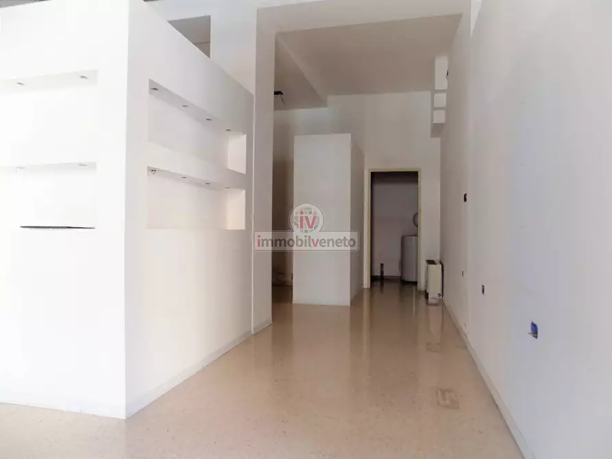 Immagine 1 di Attività commerciale in affitto  in VIA ROMA a Lonigo