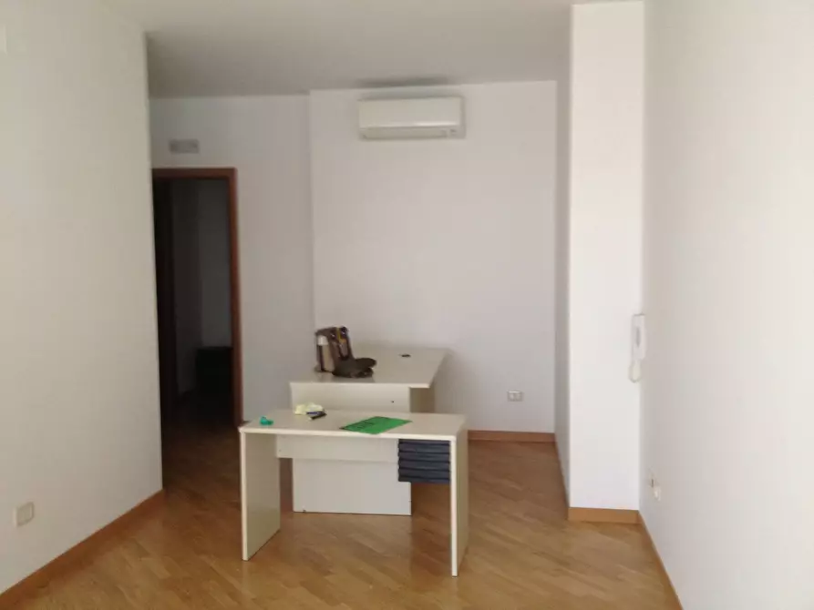 Immagine 4 di Locale commerciale in affitto  in VIALE GIULIO CESARE a Vasto