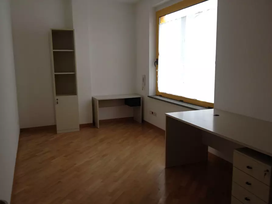 Immagine 3 di Locale commerciale in affitto  in VIALE GIULIO CESARE a Vasto