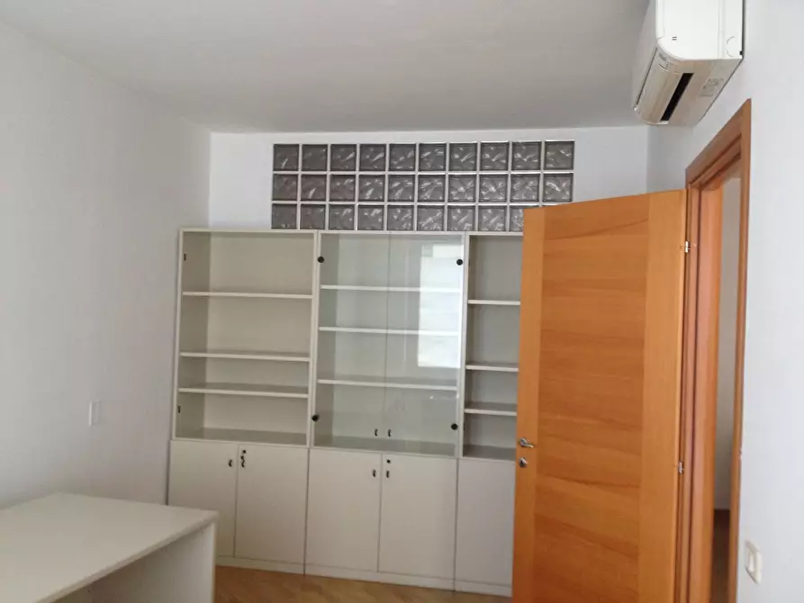 Immagine 6 di Locale commerciale in affitto  in VIALE GIULIO CESARE a Vasto