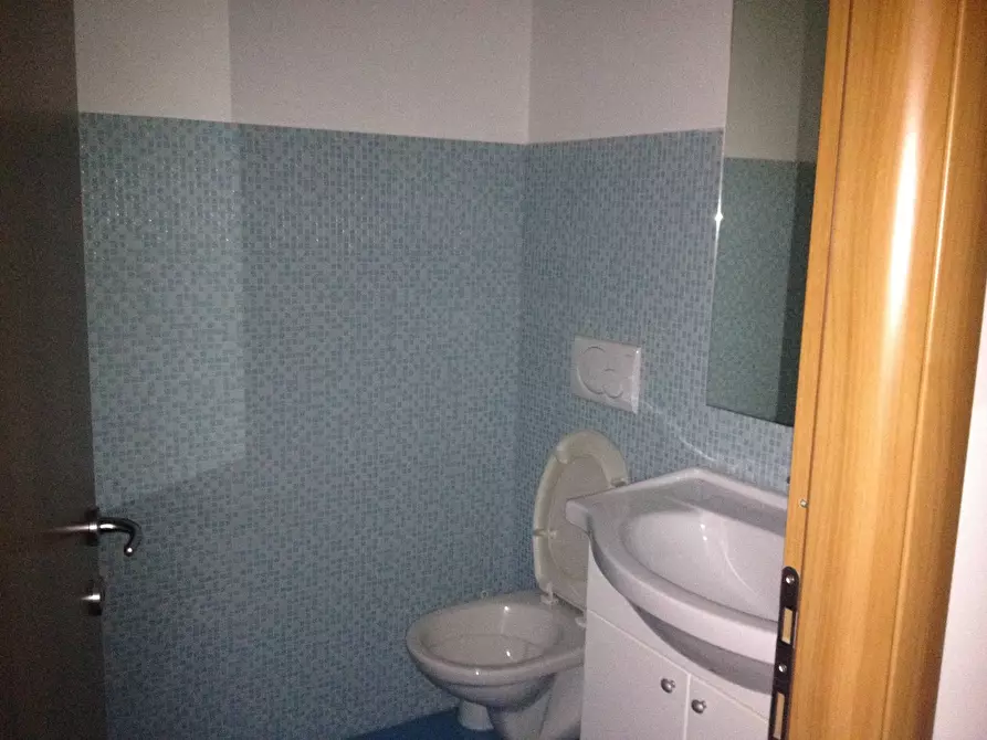 Immagine 10 di Locale commerciale in affitto  in VIALE GIULIO CESARE a Vasto