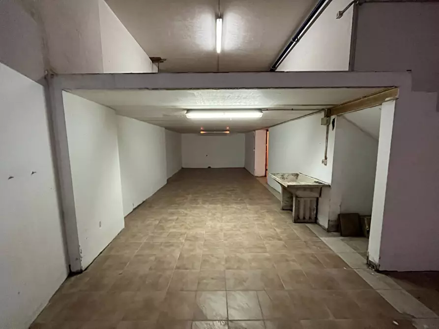 Immagine 2 di Magazzino in vendita  in CORSO EUROPA a Vasto