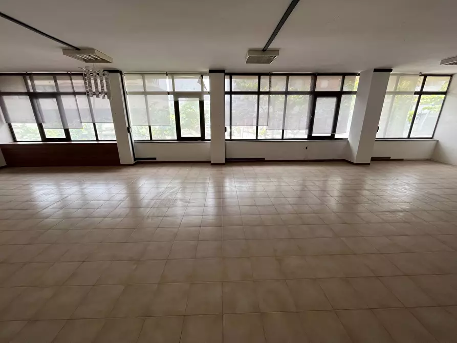 Immagine 4 di Locale commerciale in affitto  in VIA GIULIO CESARE a Vasto