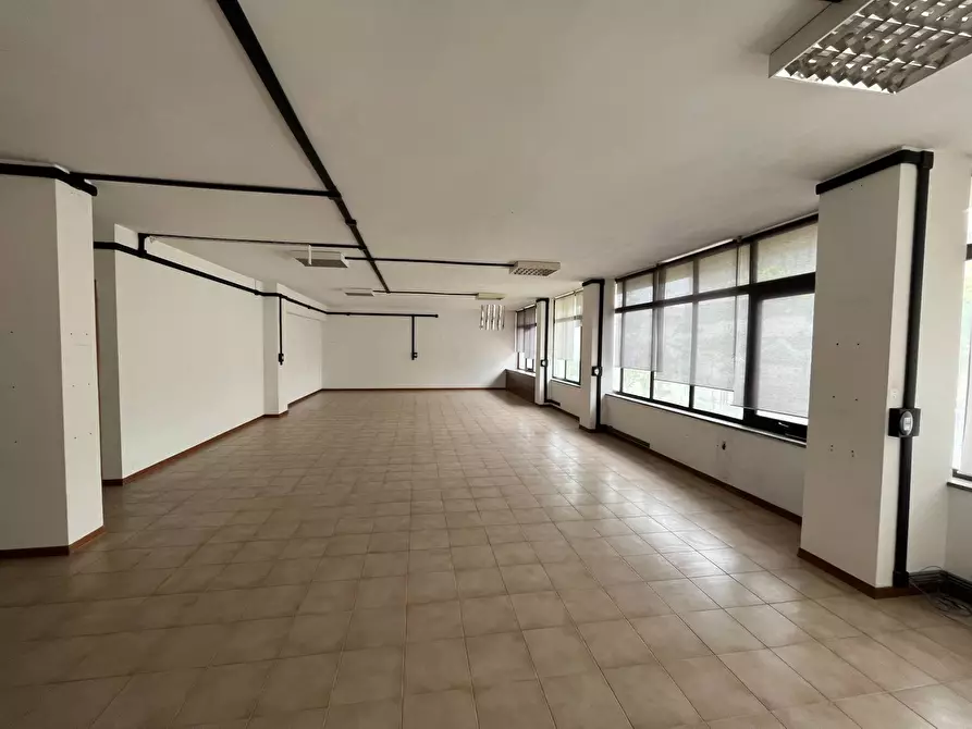 Immagine 3 di Locale commerciale in affitto  in VIA GIULIO CESARE a Vasto