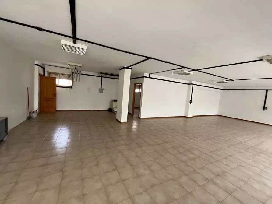 Immagine 5 di Locale commerciale in affitto  in VIA GIULIO CESARE a Vasto