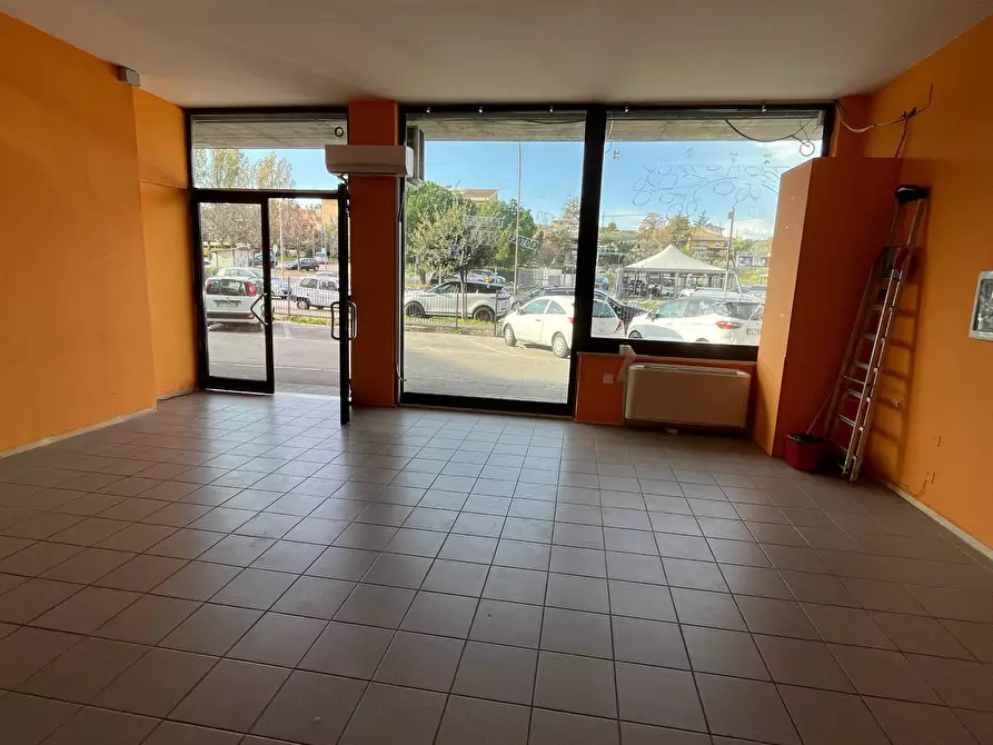 Immagine 8 di Locale commerciale in affitto  in CIRCONVALLAZIONE ISTONIENSE a Vasto