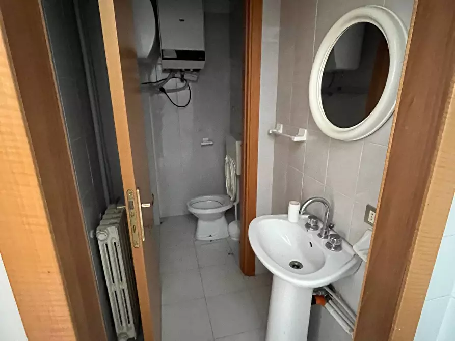 Immagine 9 di Locale commerciale in vendita  in PIAZZA ABRUZZO a San Salvo