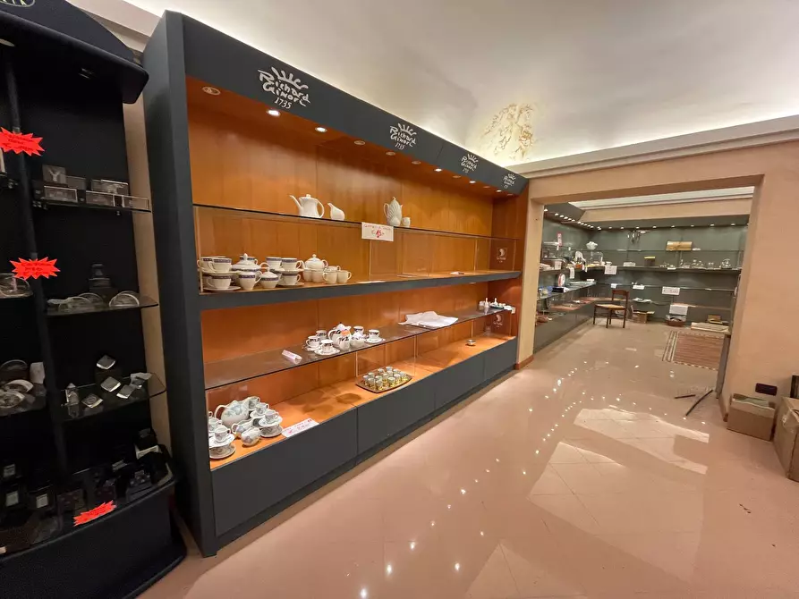 Immagine 15 di Locale commerciale in affitto  in VIA VESCOVADO a Vasto