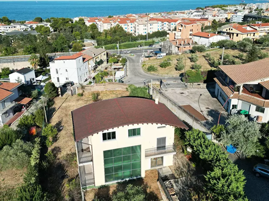 Immagine 1 di Villa in vendita  in VIA MONTEVECCHIO a Vasto