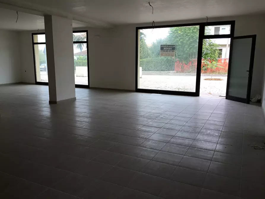 Immagine 4 di Locale commerciale in affitto  in VIA INCORONATA a Vasto