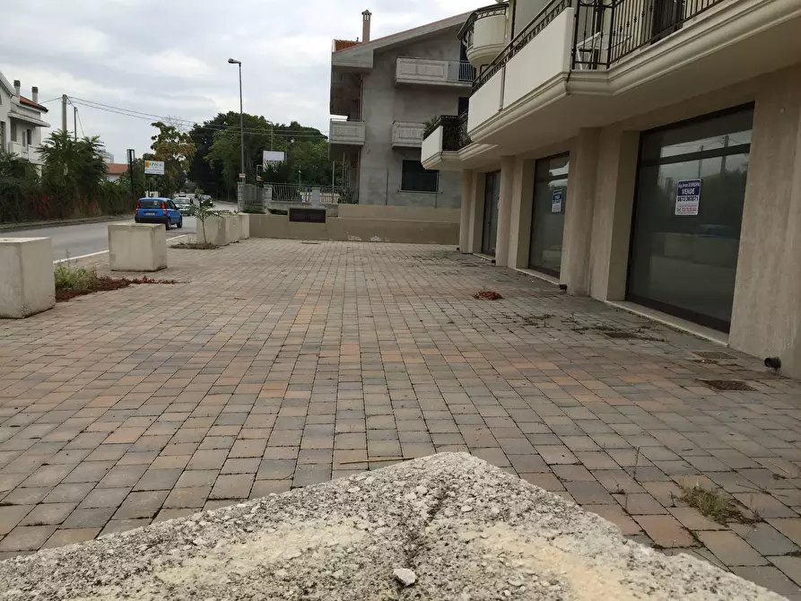 Immagine 7 di Locale commerciale in affitto  in VIA INCORONATA a Vasto