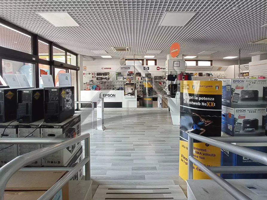 Immagine 9 di Locale commerciale in vendita  in Viale San Giovanni Bosco a L'aquila