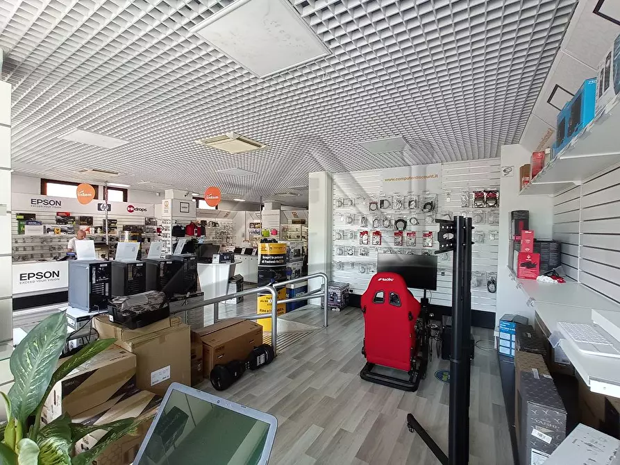 Immagine 8 di Locale commerciale in vendita  in Viale San Giovanni Bosco a L'aquila