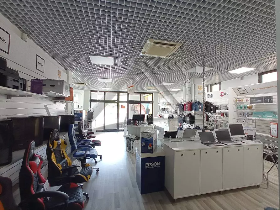 Immagine 10 di Locale commerciale in vendita  in Viale San Giovanni Bosco a L'aquila