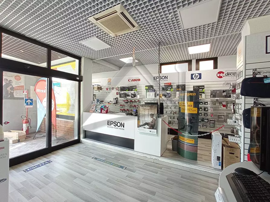 Immagine 15 di Locale commerciale in vendita  in Viale San Giovanni Bosco a L'aquila