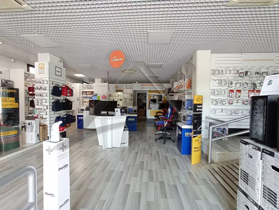 Immagine 4 di Locale commerciale in vendita  in Viale San Giovanni Bosco a L'aquila