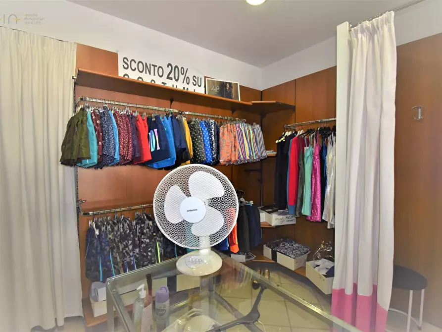 Immagine 24 di Locale commerciale in affitto  in Via Volta a San Benedetto Del Tronto