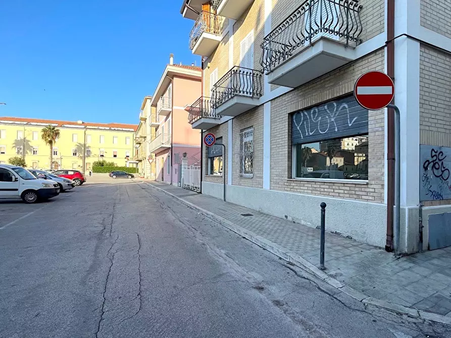 Immagine 21 di Locale commerciale in vendita  in Via Calatafimi a San Benedetto Del Tronto