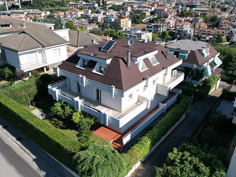 Immagine 1 di Villa in vendita  in Via G. Vespasiani a San Benedetto Del Tronto