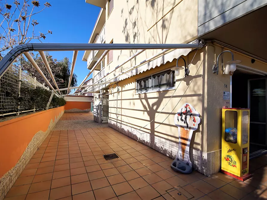 Immagine 2 di Locale commerciale in affitto  in Lungomare Europa a Martinsicuro