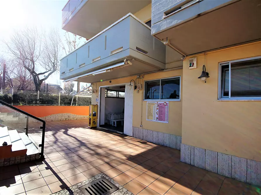 Immagine 3 di Locale commerciale in affitto  in Lungomare Europa a Martinsicuro